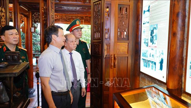 Lãnh đạo tỉnh Thừa Thiên - Huế chăm chú theo dõi các tài liệu được trưng bày tại Bảo tàng Đại tướng Nguyễn Chí Thanh. Ảnh: Mai Trang - TTXVN
