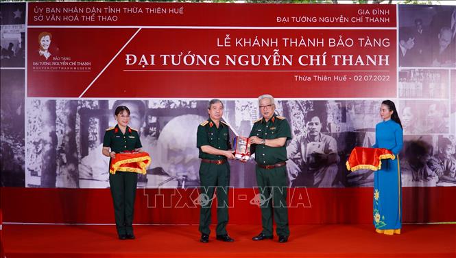 Tổng cục Chính trị Quân đội nhân dân Việt Nam tặng Bảo tàng bộ sách Đại tướng Nguyễn Chí Thanh. Ảnh: Mai Trang - TTXVN