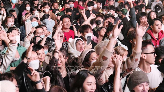 Đây là buổi trình diễn nhạc điện tử “độc, lạ” nhất từ trước đến nay tại phố núi Đà Lạt có sự tham gia của nhiều DJ nổi tiếng trong cả nước. Ảnh: Đặng Tuấn - TTXVN