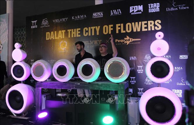 Chương trình biểu diễn âm nhạc điện tử “ Dalat – The City Of Flowers” nằm trong chuỗi các hoạt động nhằm kích cầu du lịch Đà Lạt sau thời gian dài. Ảnh: Đặng Tuấn - TTXVN