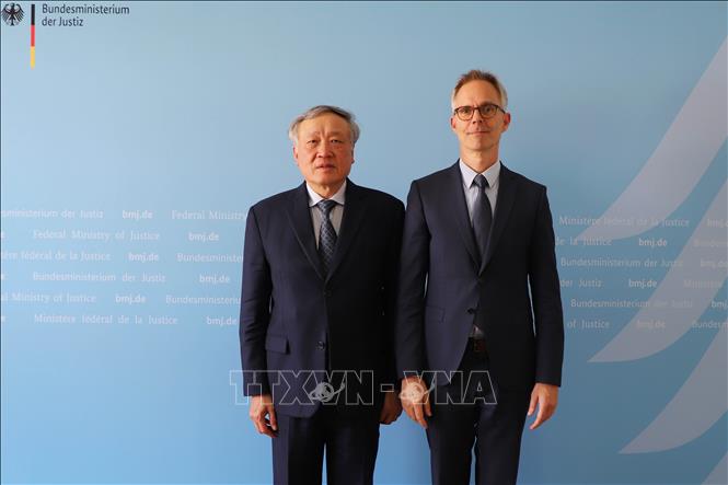 Chief Justice of the Supreme People's Court Nguyen Hoa Binh (R) and Sebastian Bockemühl, an official of the German Federal Ministry of Justice. VNA Photo: Mạnh Hùng