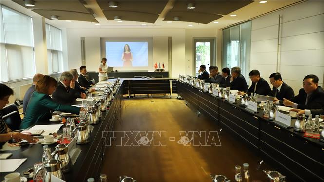 Chief Justice of the Supreme People's Court Nguyen Hoa Binh at a working session with the German Federal Ministry of Justice. VNA Photo: Mạnh Hùng