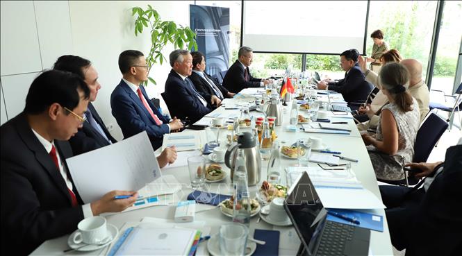Chief Justice of the Supreme People's Court Nguyen Hoa Binh at a working session with the European network of non-professional judges. VNA Photo: Mạnh Hùng