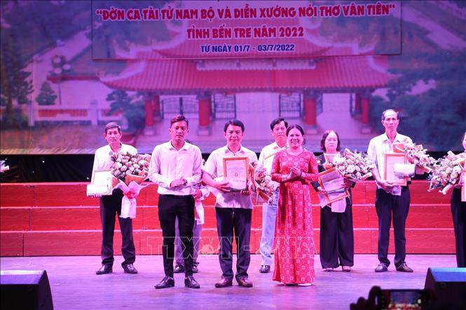 Trao giải Nhất cho thành phố Bến Tre tại Hội thi Âm nhạc truyền thống “Đờn ca tài tử Nam Bộ và Diễn xướng Nói thơ Vân Tiên”. Ảnh: Chương Đài - TTXVN