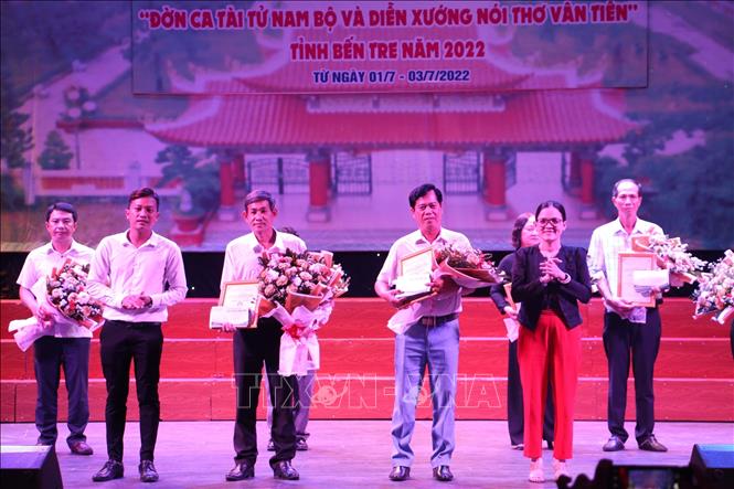 Ban tổ chức trao giải Nhì cho huyện Chợ Lách và Thạnh Phú tại Hội thi Âm nhạc truyền thống “Đờn ca tài tử Nam Bộ và Diễn xướng Nói thơ Vân Tiên” tỉnh Bến Tre năm 2022. Ảnh: Chương Đài - TTXVN