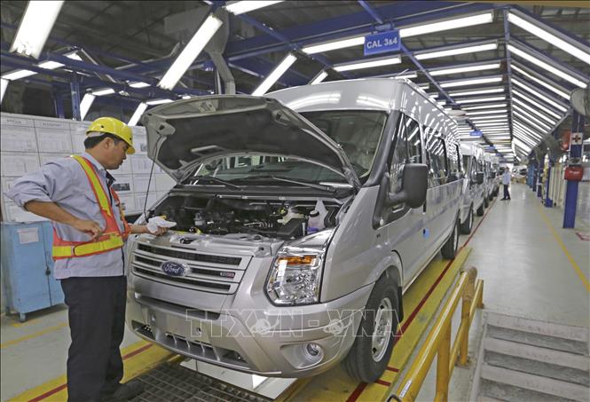 Trong ảnh: Sản xuất ô tô du lịch tại nhà máy lắp ráp ô tô Ford Hải Dương. Ảnh: Trần Việt - TTXVN