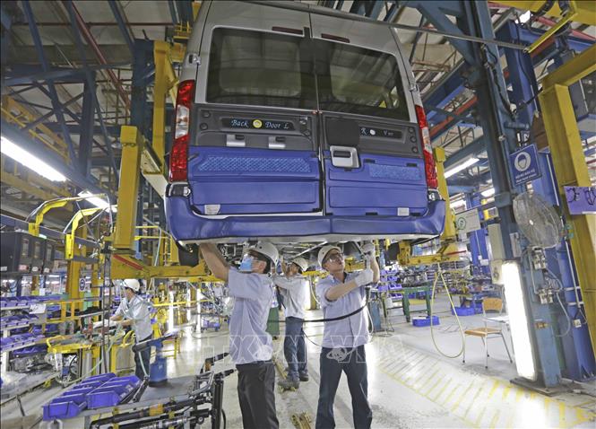 Trong ảnh: Sản xuất ô tô du lịch tại nhà máy lắp ráp ô tô Ford Hải Dương. Ảnh: Trần Việt - TTXVN