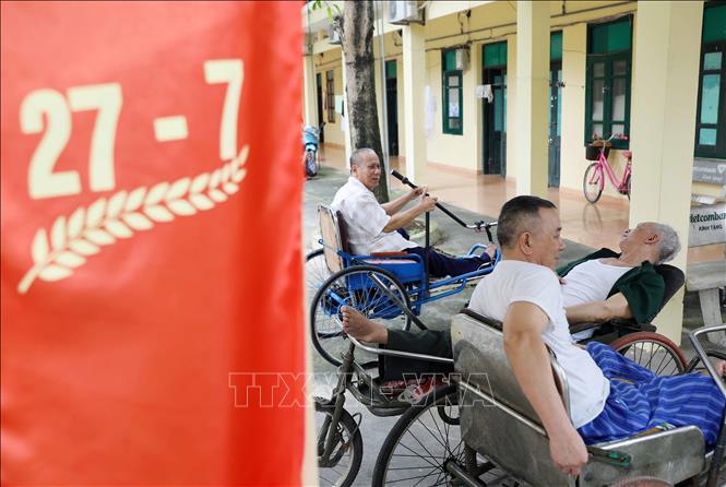 Các thương bệnh binh phần lớn bị thương vào cột sống, gây liệt nửa người nên xe lăn, xe lắc là phương tiện không thể thiếu trong di chuyển sinh hoạt. Ảnh: Hoàng Hiếu - TTXVN