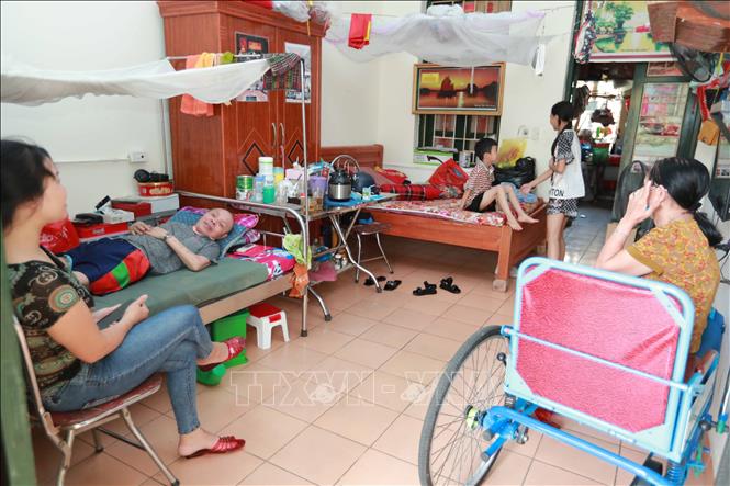 Cảnh đầm ấm của gia đình thương binh Lê Quang Độ - thương binh hạng ¼ tại Trung tâm Điều dưỡng thương binh Thuận Thành. Ảnh: Hoàng Hiếu – TTXVN 