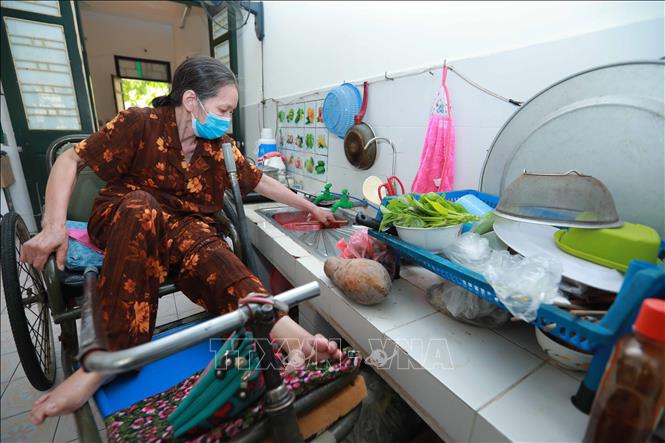 Thương binh Nguyễn Thị Thoa tự chăm lo cuộc sống của bản thân tại trung tâm. Ảnh: Hoàng Hiếu – TTXVN 