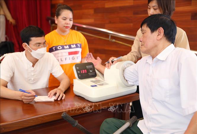 Ngoài sự chăm lo của chính quyền, nhân viên, cán bộ trung tâm, các thương bệnh binh còn được sự quan tâm, chăm sóc cả về vật chất và tinh thần của các tổ chức xã hội. Trong ảnh: Trung tâm chăm sóc sức khỏe tác động cột sống y thuật Việt kiểm tra sức khỏe, phục hồi chức năng cho các thương bệnh binh. Ảnh: Hoàng Hiếu - TTXVN