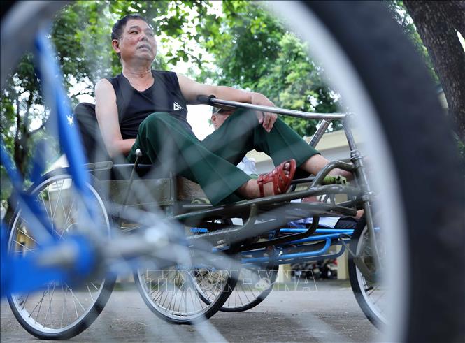Các thương bệnh binh phần lớn bị thương vào cột sống, gây liệt nửa người nên xe lăn, xe lắc là phương tiện không thể thiếu trong di chuyển sinh hoạt. Ảnh: Hoàng Hiếu - TTXVN