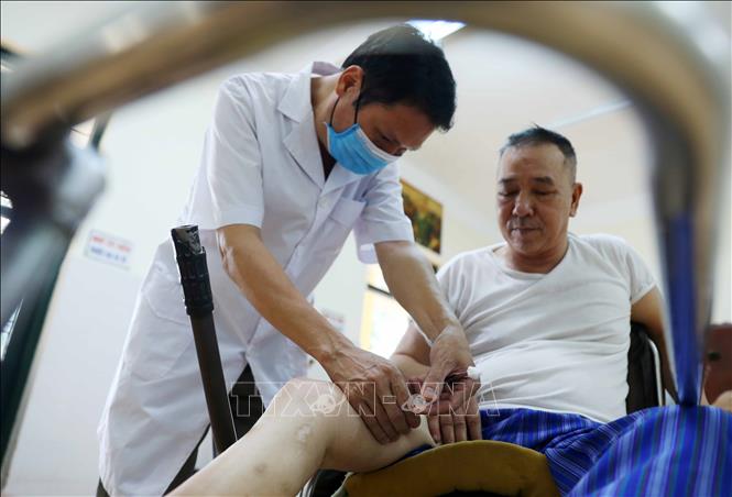 Sự quan tâm của đội ngũ y bác sĩ giúp ổn định sức khỏe, tránh tái phát các vết thương cho các thương bệnh binh. Ảnh: Hoàng Hiếu - TTXVN
