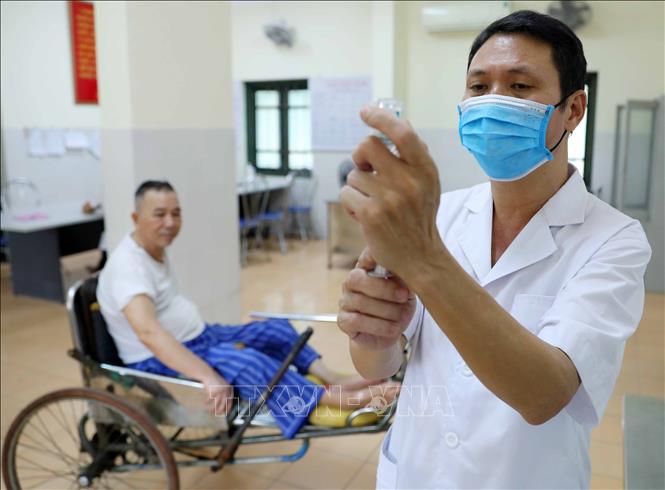 Sự quan tâm của đội ngũ y bác sĩ giúp ổn định sức khỏe, tránh tái phát các vết thương cho các thương bệnh binh. Ảnh: Hoàng Hiếu - TTXVN