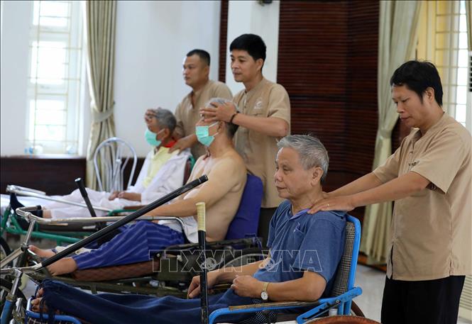 Hàng năm, Trung tâm chăm sóc sức khỏe tác động cột sống y thuật Việt đều phối hợp với Trung tâm ĐDTB Thuận Thành hỗ trợ phục hồi chức năng cho các thương bệnh binh. Ảnh: Hoàng Hiếu - TTXVN