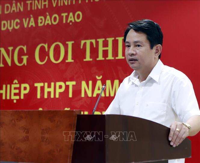 Trong ảnh: Phó Chủ tịch UBND thành phố Vĩnh Yên, Trưởng Ban Chỉ đạo ổ chức kỳ thi tốt THPT năm 2012 của thành phố Vĩnh Yên Lê Anh Tân báo cáo công tác chuẩn bị cho Kỳ thi. Ảnh: Hoàng Hùng - TTXVN