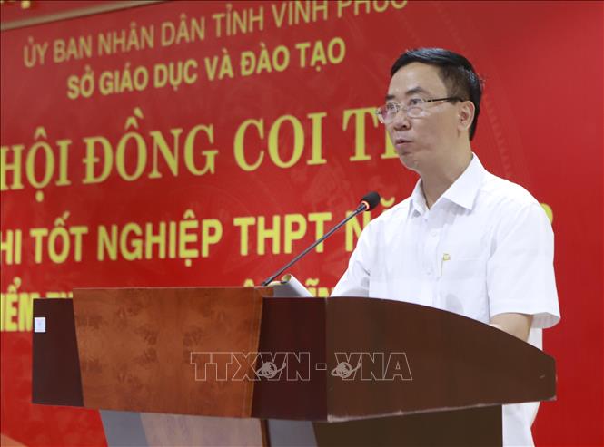 Trong ảnh: Hiệu trưởng Trường THPT Chuyên Vĩnh Phúc Hoàng Mạnh Du báo cáo tại buổi làm việc. Ảnh: Hoàng Hùng - TTXVN
