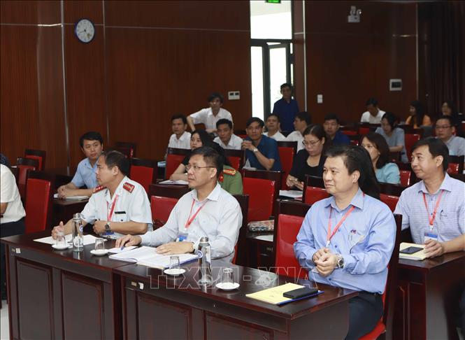 Trong ảnh: Đoàn kiểm tra làm việc tại Trường THPT Chuyên Vĩnh Phúc. Ảnh: Hoàng Hùng - TTXVN