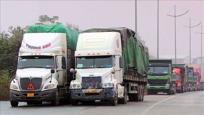 Trong ảnh: Hàng hóa được xuất khẩu qua cửa khẩu Móng Cái. Ảnh: TTXVN phát