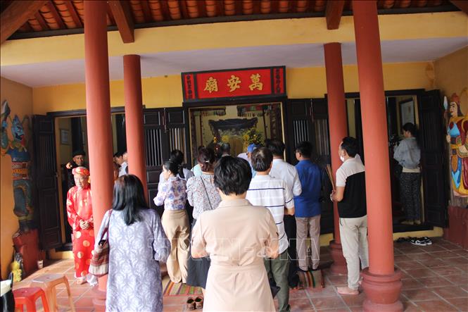 Ban tổ chức hội thảo dâng hương tưởng niệm tại Đền thờ Bình Tây Đại tướng Trịnh Phong ở huyện Diên Khánh. Ảnh: Phan Sáu - TTXVN