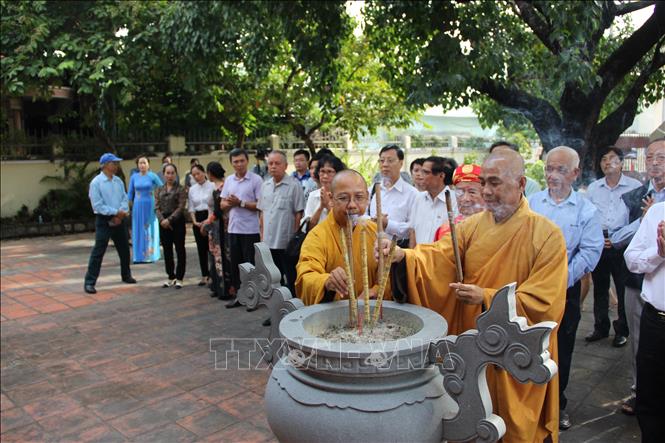 Ban tổ chức hội thảo dâng hương tưởng niệm tại Đền thờ Bình Tây Đại tướng Trịnh Phong ở huyện Diên Khánh. Ảnh: Phan Sáu - TTXVN