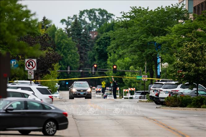 Trong ảnh: Cảnh sát phong tỏa hiện trường vụ xả súng tại Chicago, bang Illinois, Mỹ, ngày 4/7/2022. Ảnh: THX/ TTXVN