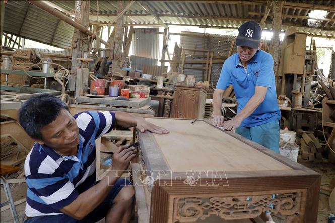 Trong ảnh: Cơ sở sản xuất đồ gỗ nhà anh Nguyễn Văn Vang ở xã Minh Đức, huyện Tứ Kỳ, Hải Dương vay hơn 2 tỷ đồng từ Vietcombank đầu tư xây dựng nhà xưởng, nguyên liệu thu hút hơn 10 lao động. Ảnh: Trần Việt - TTXVN