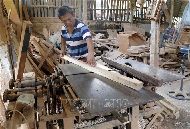 Trong ảnh: Cơ sở sản xuất đồ gỗ nhà anh Nguyễn Văn Vang ở xã Minh Đức, huyện Tứ Kỳ, Hải Dương vay hơn 2 tỷ đồng từ Vietcombank đầu tư xây dựng nhà xưởng, nguyên liệu thu hút hơn 10 lao động. Ảnh: Trần Việt - TTXVN