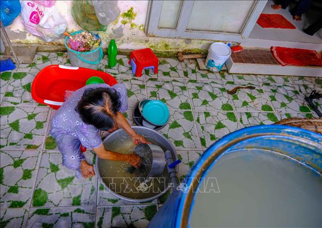 Trong ảnh: Không có nước sạch nên người dân khu tái định cư và nhà ở công nhân Khu công nghiệp Hưng Phú 1 phải sử dụng nước sông không đảm bảo vệ sinh. Ảnh: Thanh Liêm - TTXVN