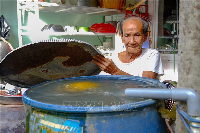 Trong ảnh: Không có nước sạch, gia đình ông Phan Văn Nghĩa ở khu tái định cư và nhà ở công nhân Khu công nghiệp Hưng Phú 1 phải bơm nước sông lên chứa trong thùng phuy để sử dụng. Ảnh: Thanh Liêm - TTXVN