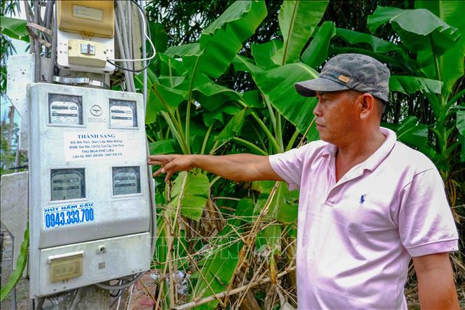 Trong ảnh: Do khu tái định cư chưa có điện, người dân phải gắn công tơ điện ở trụ hạ thế rất xa sau đó mới kéo dây “câu đuôi” về nhà mình, tốn thêm chi phí 6 – 7 triệu đồng. Ảnh: Thanh Liêm - TTXVN