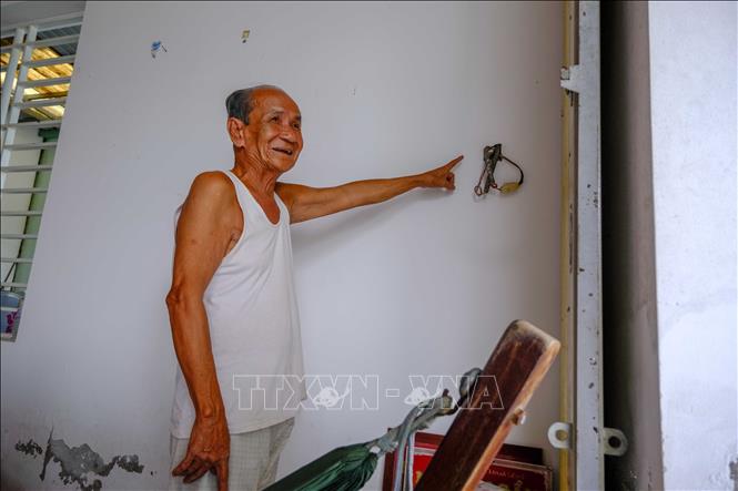 Trong ảnh: Khi xây nhà ở khu tái định cư hơn 10 năm trước, ông Phan Văn Nghĩa đã chuẩn bị sẵn nơi để bắt công tơ điện nhưng đến nay gia đình ông vẫn chưa có điện lưới quốc gia. Ảnh: Thanh Liêm - TTXVN