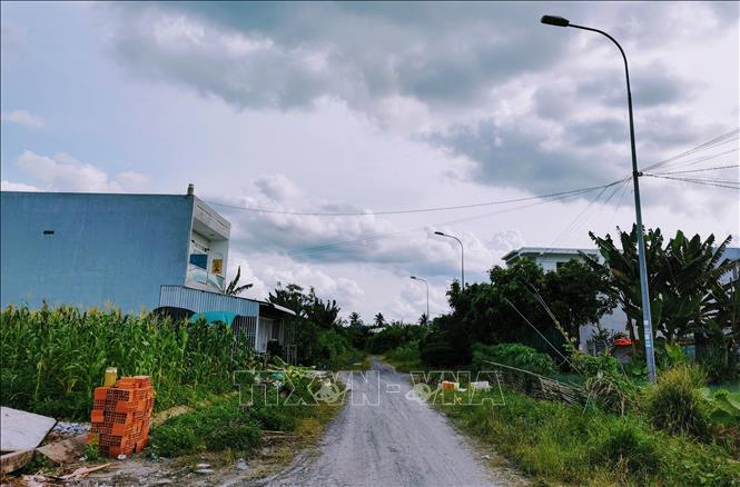 Trong ảnh: Dù đã hình thành hơn 10 năm nhưng khu tái định cư và nhà ở công nhân Khu công nghiệp Hưng Phú 1 ở phường Tân Phú, quận Cái Răng (thành phố Cần Thơ) vẫn chưa có nước sạch và điện lưới quốc gia. Ảnh: Thanh Liêm - TTXVN