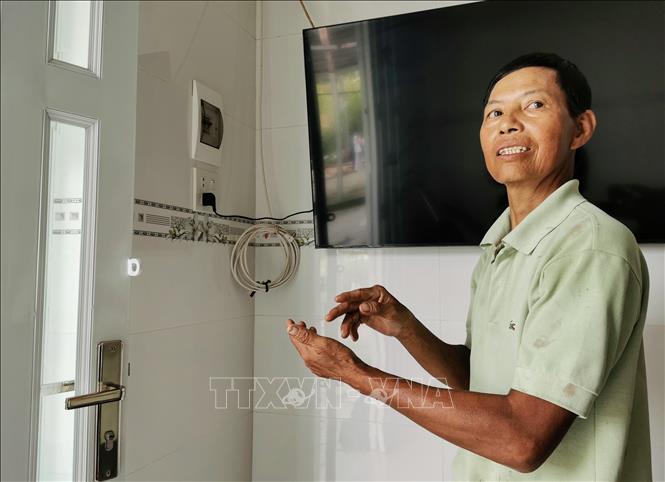 Trong ảnh: Xây nhà ở ổn định hơn 2 năm nhưng ông Nguyễn Văn Rum ở khu tái định cư và nhà ở công nhân Khu công nghiệp Hưng Phú 1 vẫn chưa có điện lưới quốc gia để sử dụng mà phải xài điện 