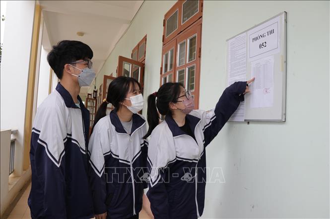 Trong ảnh: Thí sinh xem số báo danh tại điểm thi trường THPT Chuyên Sơn La. Ảnh: Hữu Quyết - TTXVN