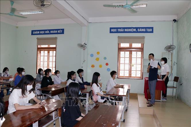 Trong ảnh: Cán bộ coi thi tại điểm thi trường THPT Chuyên Sơn La hướng dẫn thí sinh kiểm tra thông tin trên thẻ dự thi. Ảnh: Hữu Quyết -TTXVN