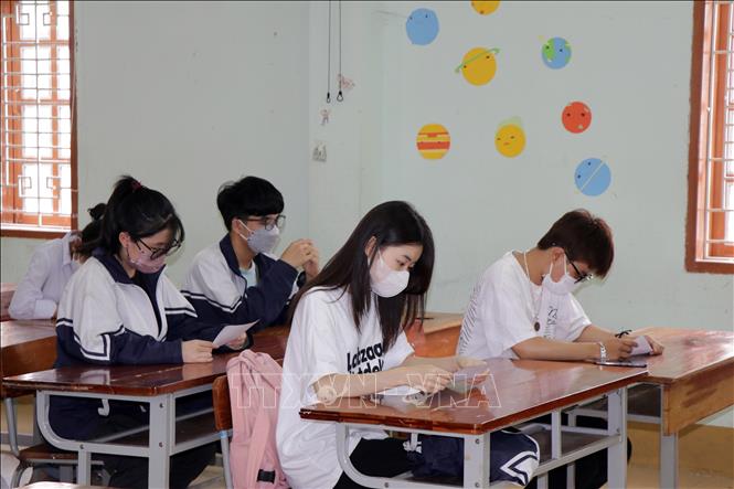 Trong ảnh: Thí sinh tại điểm thi trường THPT Chuyên Sơn La kiểm tra lại thông tin trên thẻ dự thi. Ảnh: Hữu Quyết -TTXVN