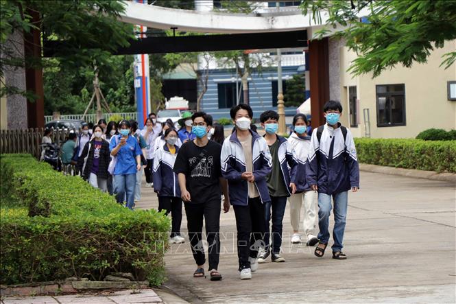 Trong ảnh: Thí sinh đến điểm thi trường THPT Chuyên Sơn La để làm thủ tục dự thi. Ảnh: Hữu Quyết -TTXVN