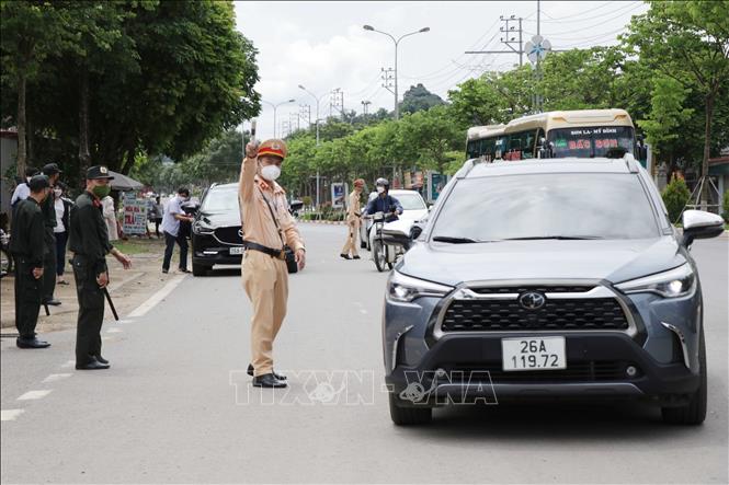 Trong ảnh: Lực lượng chức năng phân luồng giao thông tại một điểm thi nằm cạnh tuyến đường Quốc lộ 6 đoạn qua thành phố Sơn La. Ảnh: Hữu Quyết -TTXVN