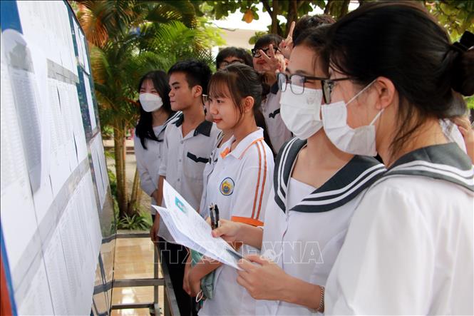 Trong ảnh: Thí sinh tại điểm thi Trường THPT chuyên Lê Hồng Phong, thành phố Nam Định, tỉnh Nam Định kiểm tra danh sách thí sinh dự thi, số báo danh trước khi thi. Ảnh: Nguyễn Lành - TTXVN