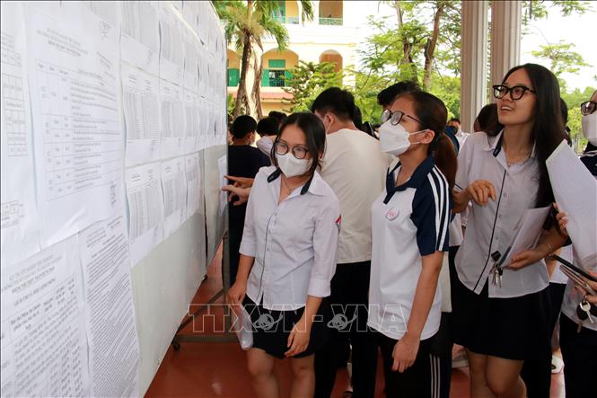 Trong ảnh: Thí sinh tại điểm thi Trường THPT Trần Hưng Đạo, thành phố Nam Định, tỉnh Nam Định kiểm tra danh sách thí sinh dự thi, số báo danh trước khi thi. Ảnh: Nguyễn Lành - TTXVN