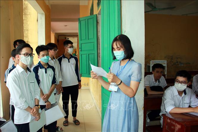 Trong ảnh: Thí sinh có mặt tại điểm thi Trường THPT Trần Hưng Đạo, thành phố Nam Định, tỉnh Nam Định để làm thủ tục dự thi. Ảnh: Nguyễn Lành - TTXVN