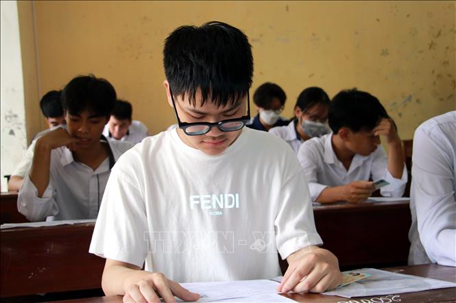 Trong ảnh: Thí sinh tại điểm thi Trường THPT Trần Hưng Đạo, thành phố Nam Định, tỉnh Nam Định kiểm tra lại thông tin cá nhân và nghe phổ biến quy chế thi. Ảnh: Nguyễn Lành - TTXVN