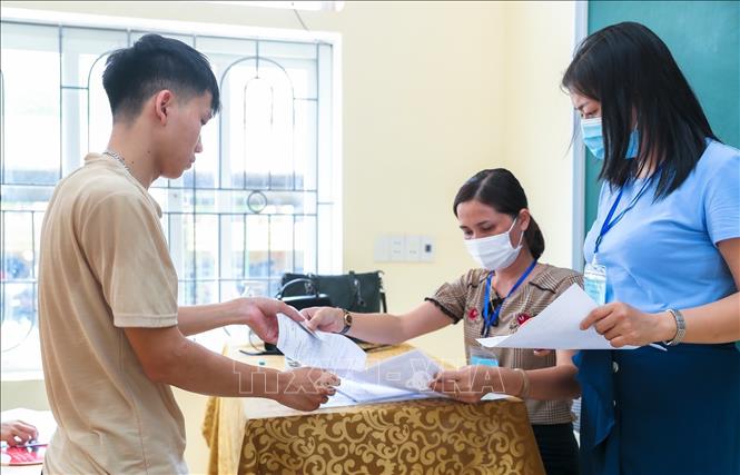 Trong ảnh: Thí sinh kiểm tra các thông tin cá nhân theo quy định. Ảnh: Bích Huệ - TTXVN