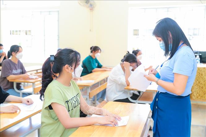 Trong ảnh: Thí sinh kiểm tra các thông tin cá nhân theo quy định. Ảnh: Bích Huệ - TTXVN