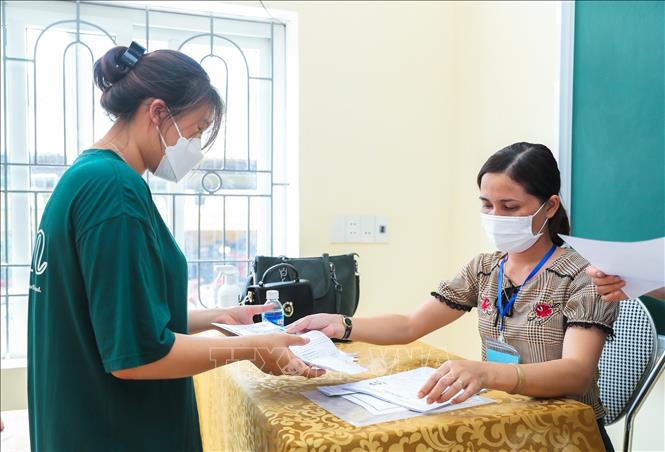 Trong ảnh: Thí sinh kiểm tra các thông tin cá nhân theo quy định. Ảnh: Bích Huệ - TTXVN