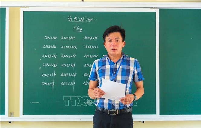 Trong ảnh: Cán bộ coi thi phổ biến quy chế thi. Ảnh: Bích Huệ - TTXVN