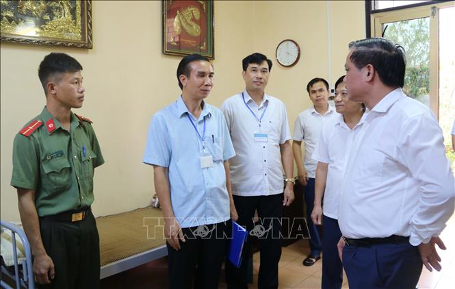 Chủ tịch UBND tỉnh Thái Bình Nguyễn Khắc Thận (bên phải) kiểm tra tại điểm thi THPT Nguyễn Trãi (huyện Vũ Thư). Ảnh: Thu Hoài – TTXVN