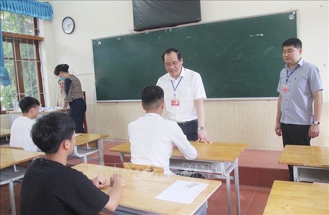 Trong ảnh: Phó Chủ tịch Thường trực UBND tỉnh Lạng Sơn Dương Xuân Huyên, Trưởng Ban chỉ đạo Kỳ thi tốt nghiệp THPT của tỉnh Lạng Sơn năm 2022 cùng đoàn công tác kiểm tra công tác coi thi tại điểm thi Trường Trung học Phổ thông Lộc Bình. Ảnh: Anh Tuấn – TTXVN