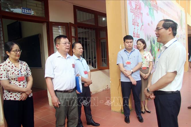 Trong ảnh: Phó Chủ tịch Thường trực UBND tỉnh Lạng Sơn Dương Xuân Huyên, Trưởng Ban chỉ đạo Kỳ thi tốt nghiệp THPT của tỉnh Lạng Sơn năm 2022 cùng đoàn công tác kiểm tra công tác coi thi tại điểm thi Trường Trung học Phổ thông Lộc Bình. Ảnh: Anh Tuấn – TTXVN